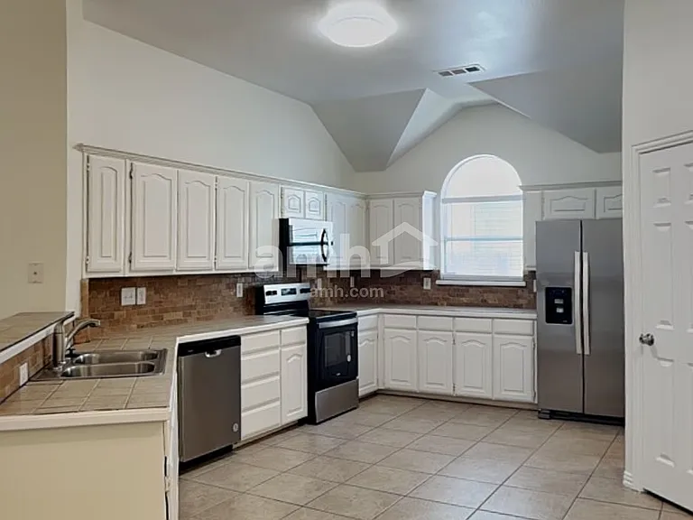 1208 Marchant Pl — Photo 3