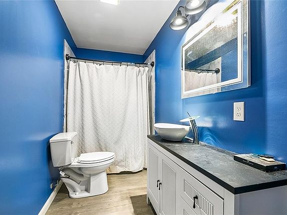 4th image of 1100 Avenue A