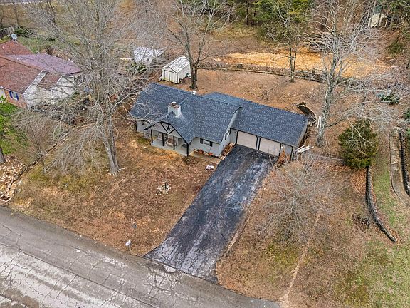 4th image of 704 E Pamela Drive