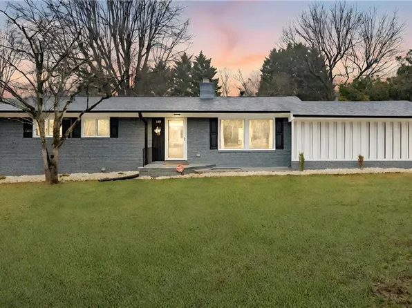 113 Lynchburg Rd, Pilot Mountain, NC 27041