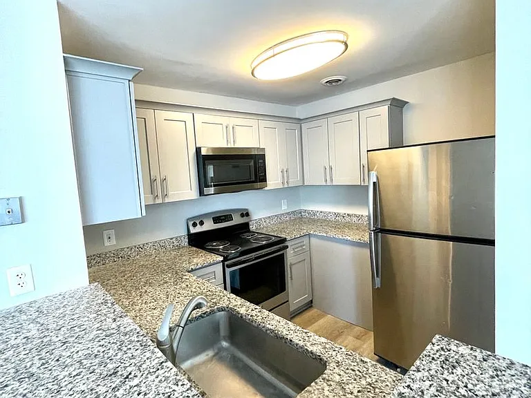415 W 10th St — Photo 12