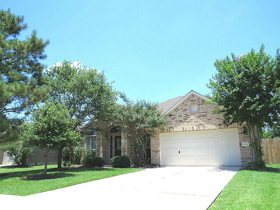 Gorgeous Meritage single story split plan in excellent location - walk to school, parks, pool, commu