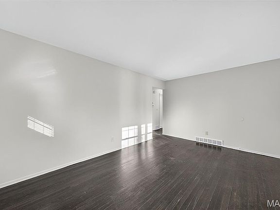 5th image of 11809 Bridgevale Ave