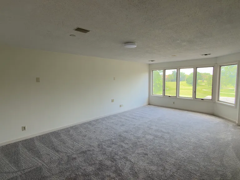 Chelsea Condos — Photo 45