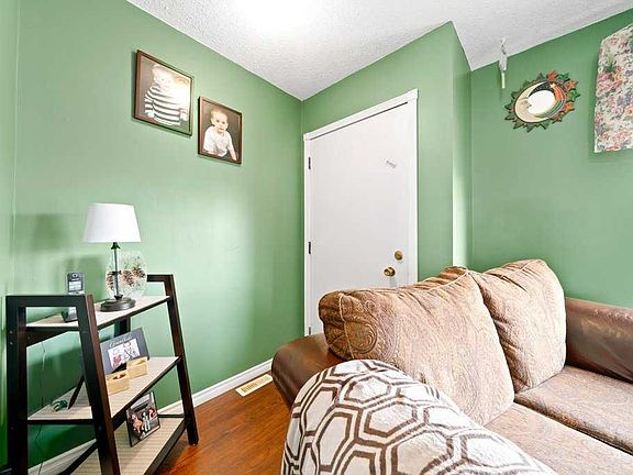 4th image of 19 NE Greenbrook Way E