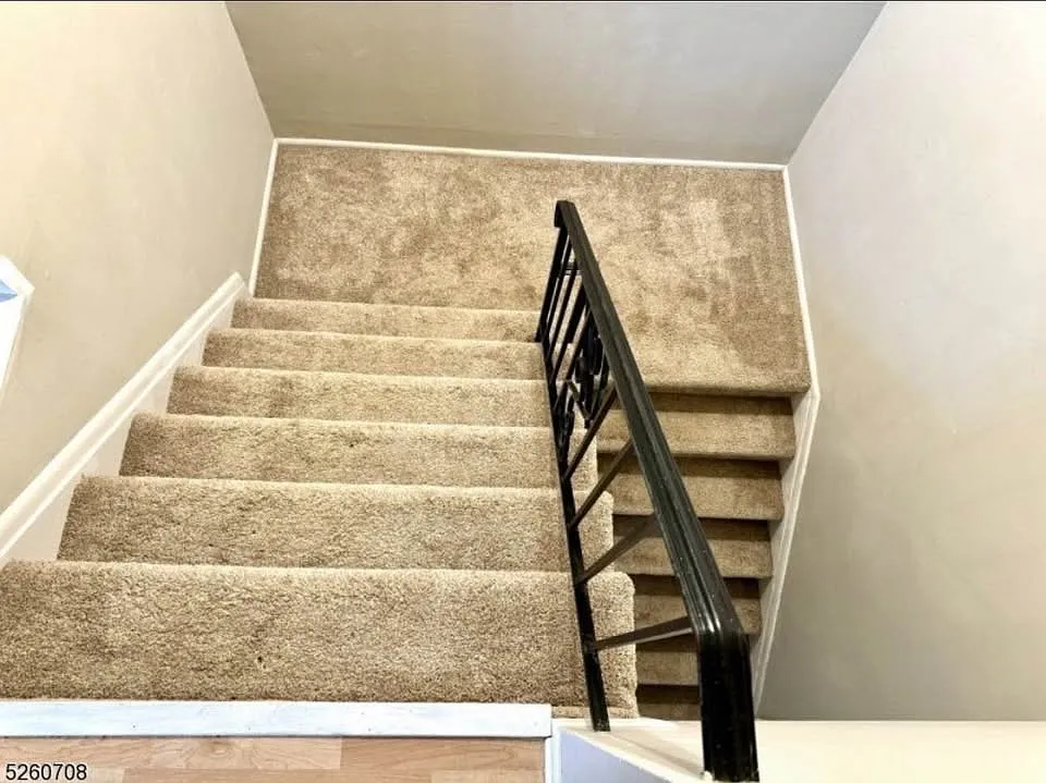 911 Merritt Dr — Photo 2