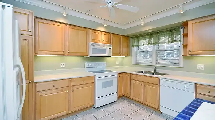 710 Oakton St #306 — Photo 4