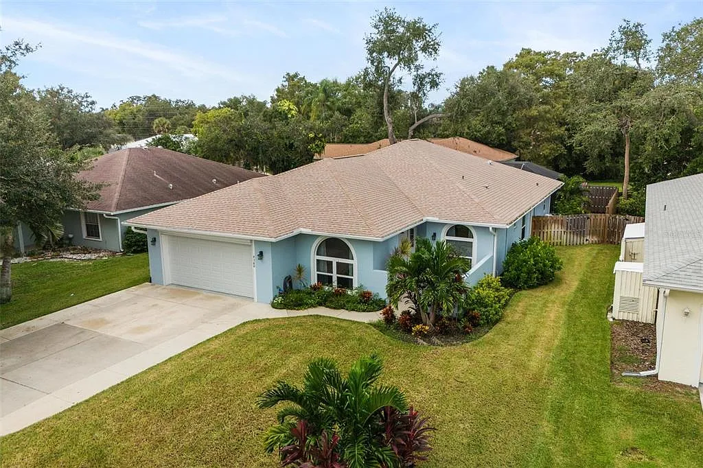 4 bed, 2.0 bath, 1975 sqft, $4,500 — Photo 1