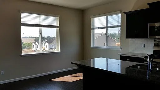 3Bed + Flex Space on Main Bethany Home, Corner Lot Available Mid November Quick Access to PCC, Ni... — Photo 4