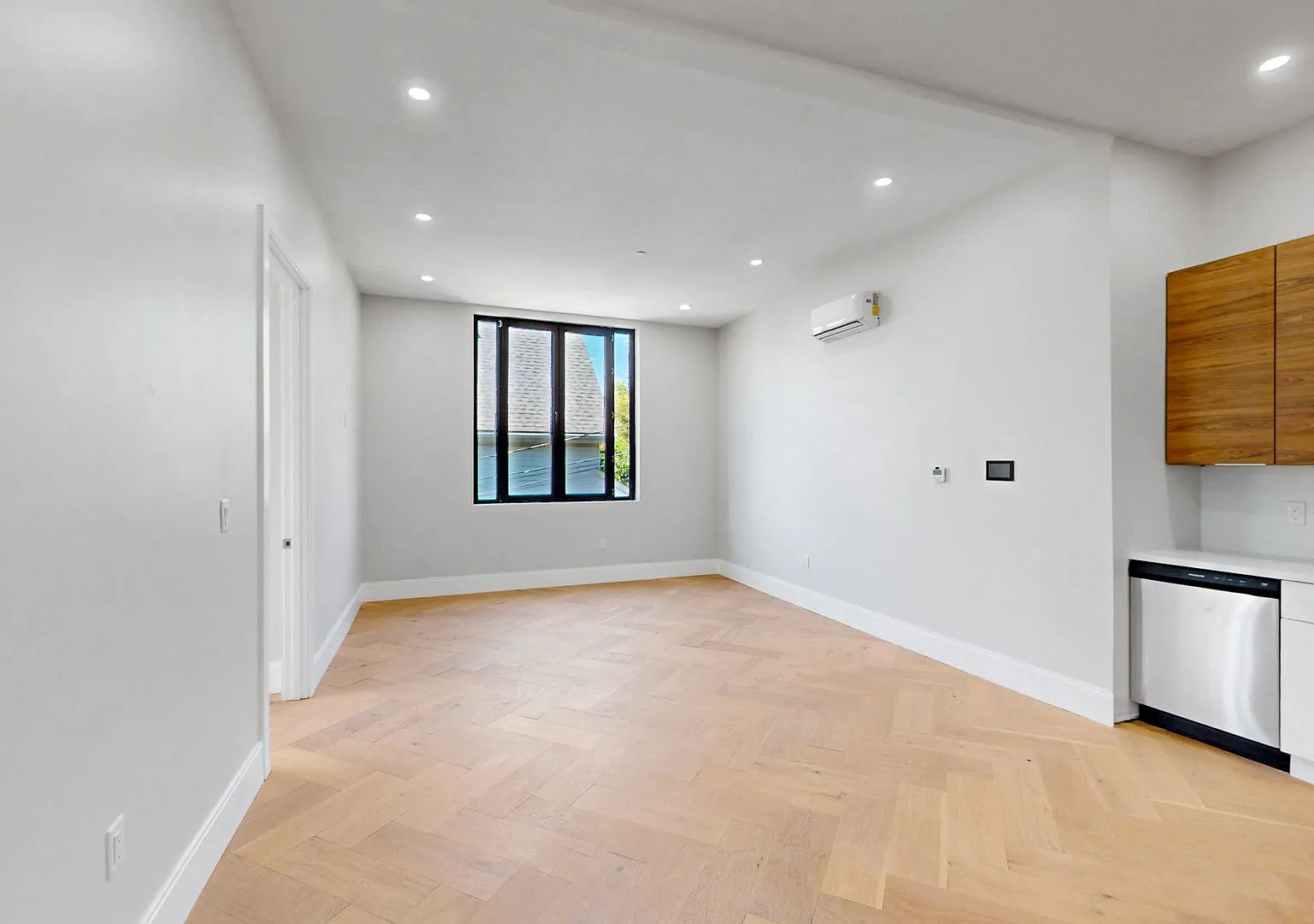 Spacious modern 2 bed in Newton available NOW! — Photo 2
