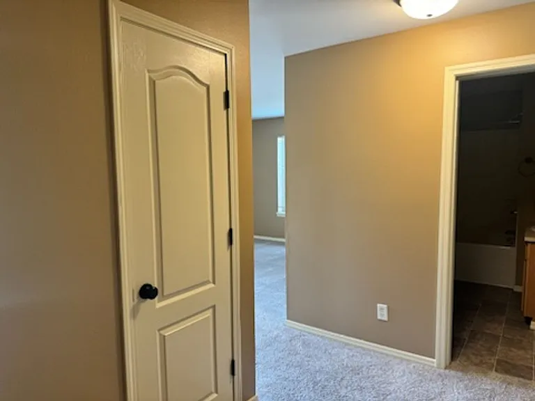 195-Santiam Village Apartments — Photo 39