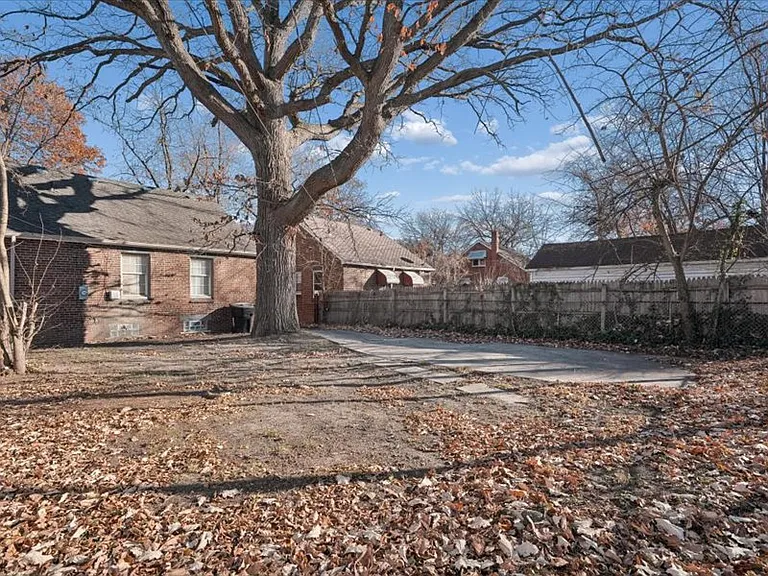 18627 Justine St — Photo 24