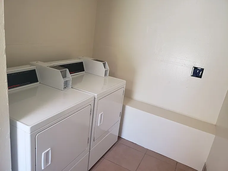 Spacious Townhome in Desirable Fairfield Area — Photo 17