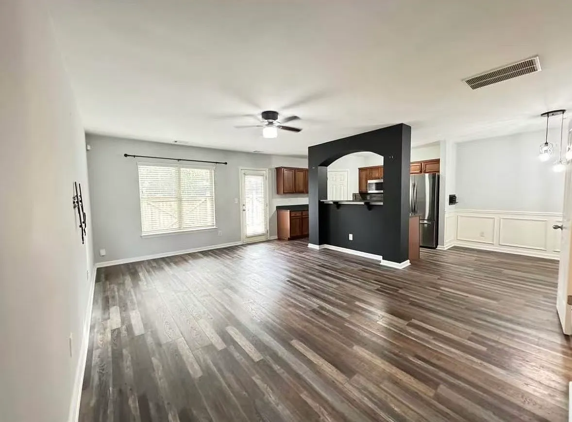 3 bed, 1879 sqft, $2,300 — Photo 3