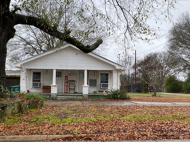 1st image of 202 S Kenwood Rd