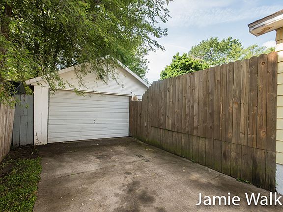 3rd image of 368 Janet St SE