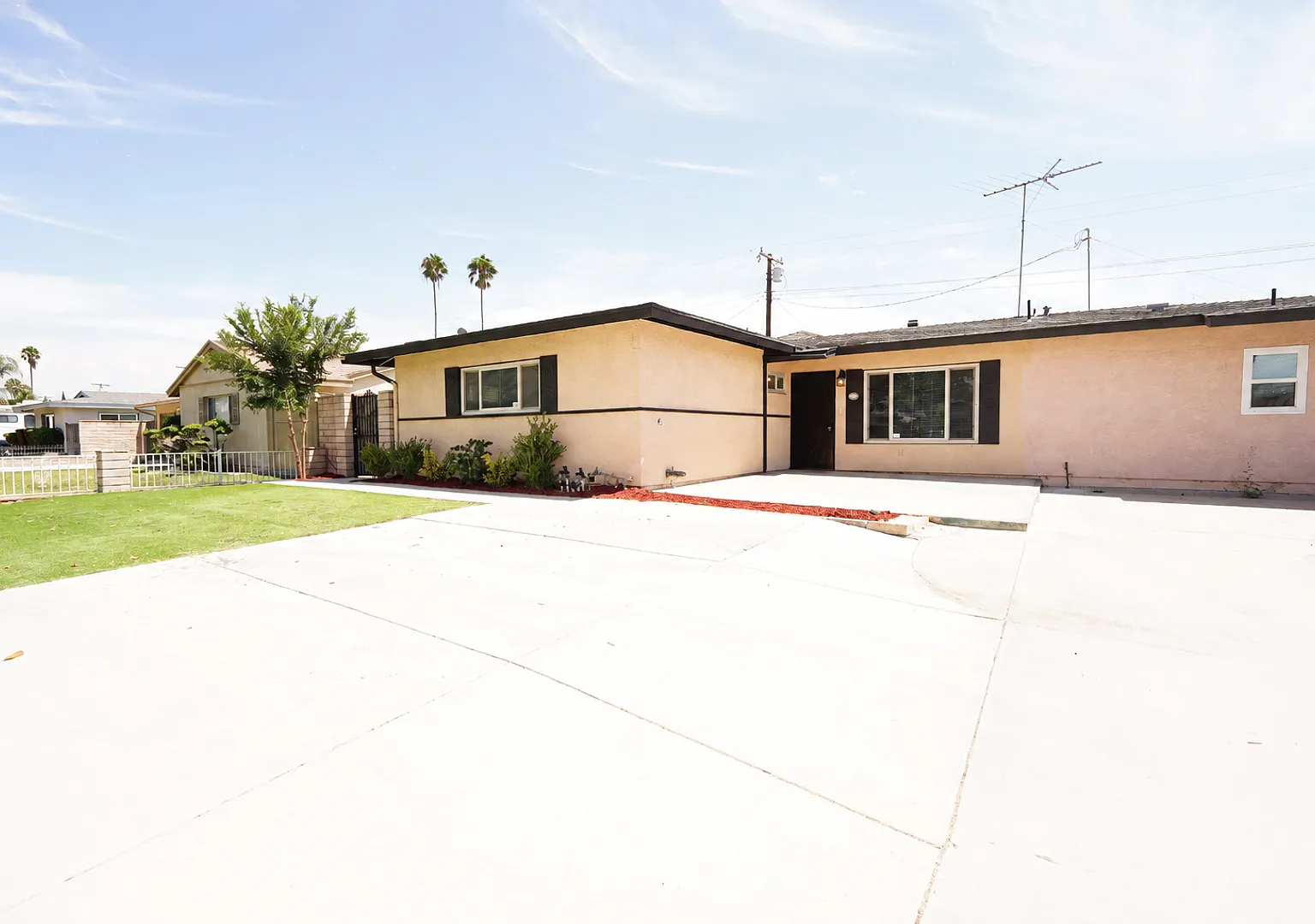 8840 San Vicente Avenue — Photo 2