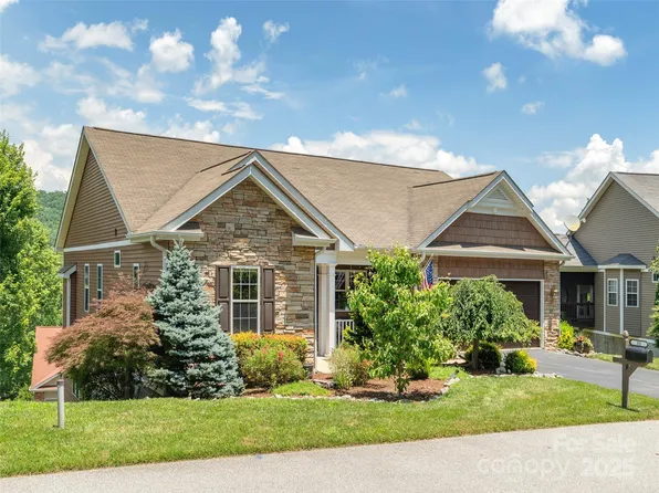 31 Headwater Dr, Laurel Park, NC 28739