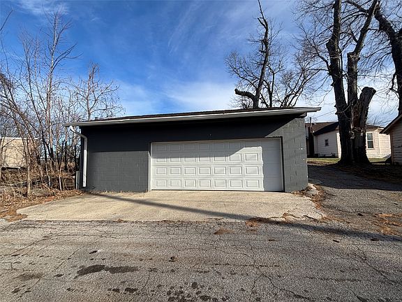 3rd image of 2117 5th St