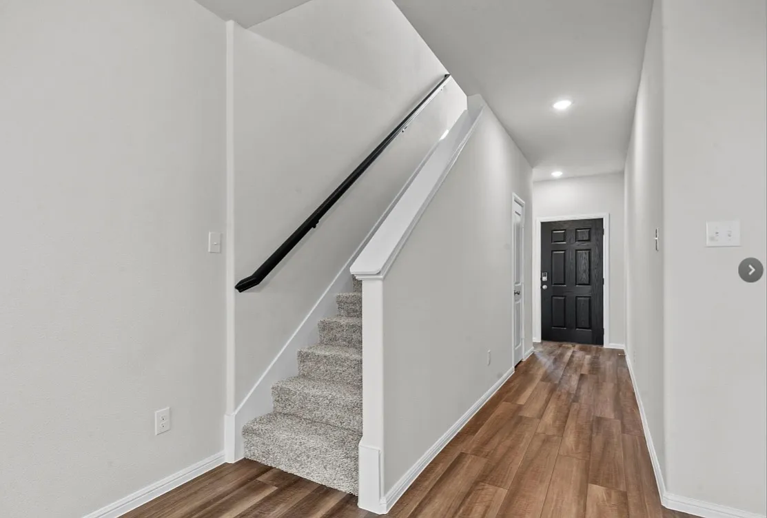 900 Portina Dr — Photo 4