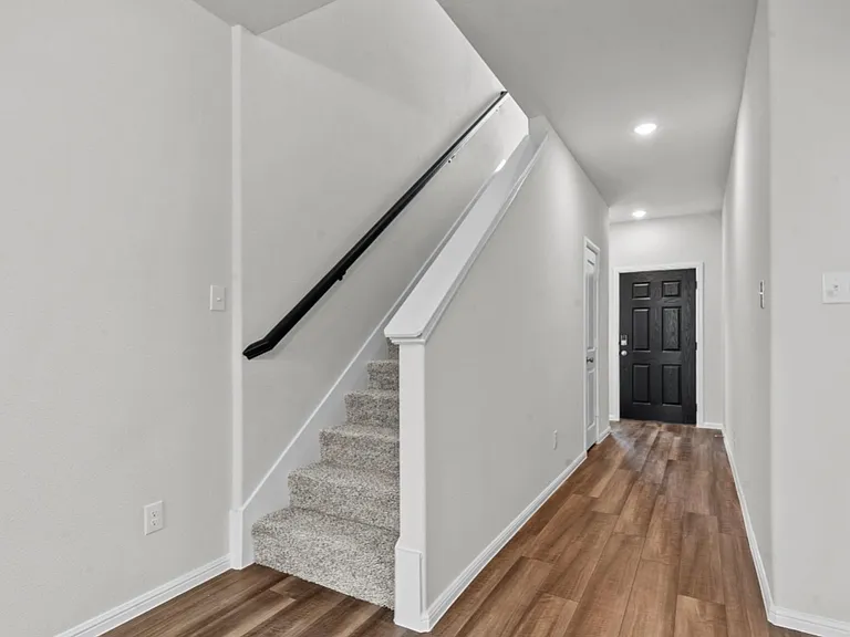 900 Portina Dr — Photo 4