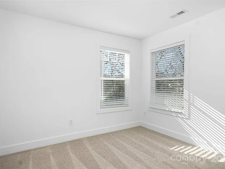 259 Patterson Ave SE — Photo 10