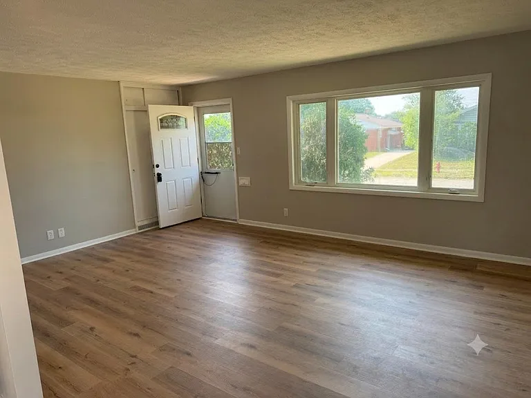 15917 Steinway Blvd — Photo 5