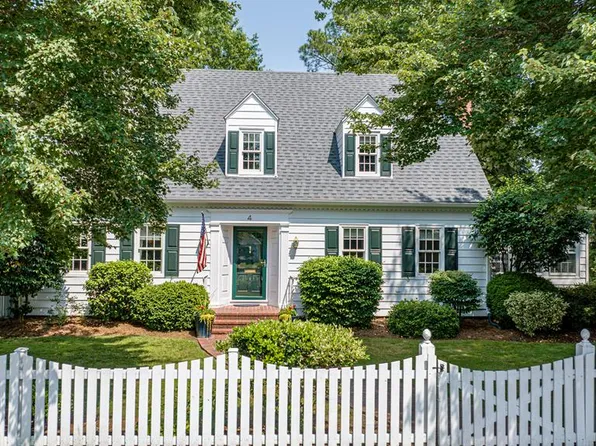 4 Onancock St, Onancock, VA 23417
