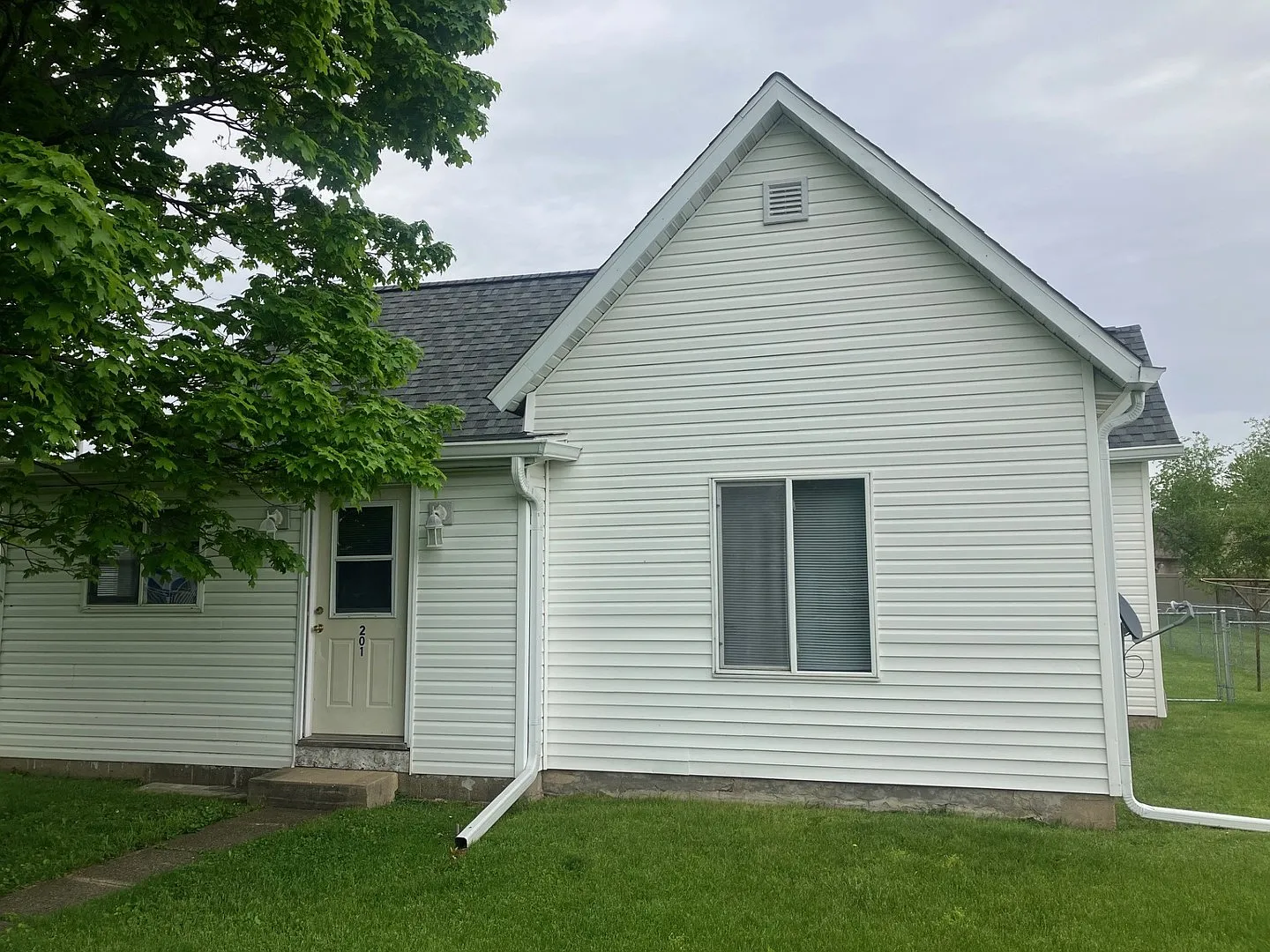 201 SE Main St photo 1