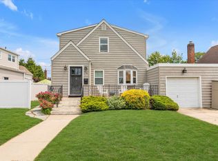 22 Lido Pkwy, Lindenhurst, NY 11757