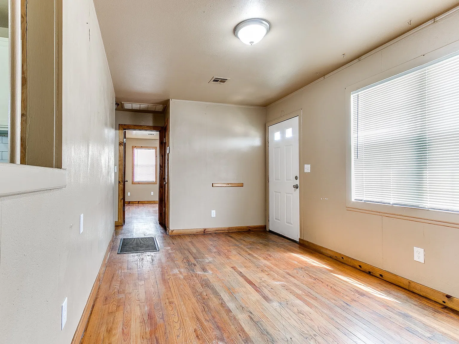 3 bed, 924 sqft, $1,050 — Photo 4