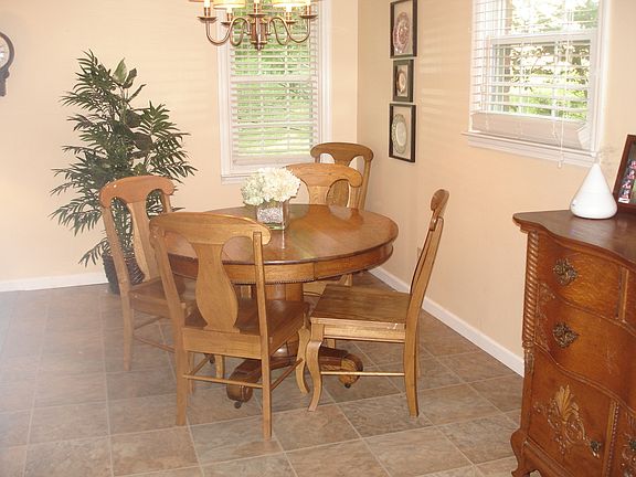 5th image of 823 Hinton Dr