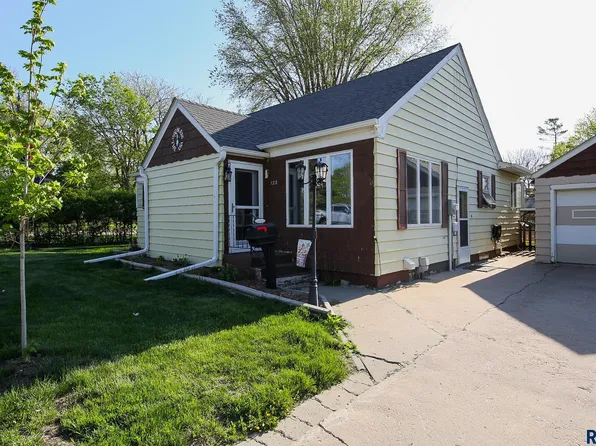 122 N Olive Ave, Madison, SD 57042