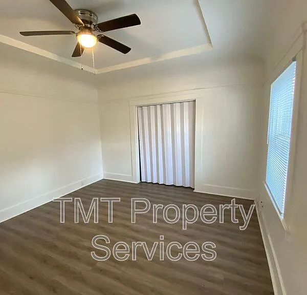 202-208 W Oak St #208 W OAK STREET — Photo 8