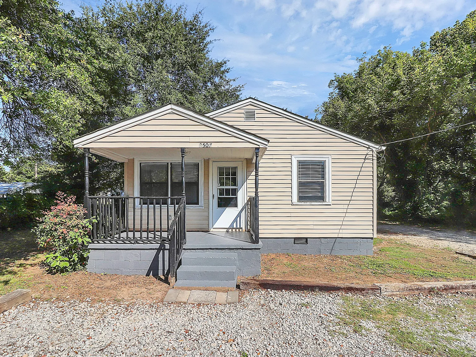 2 bed, 825 sqft, $1,500 — Photo 1