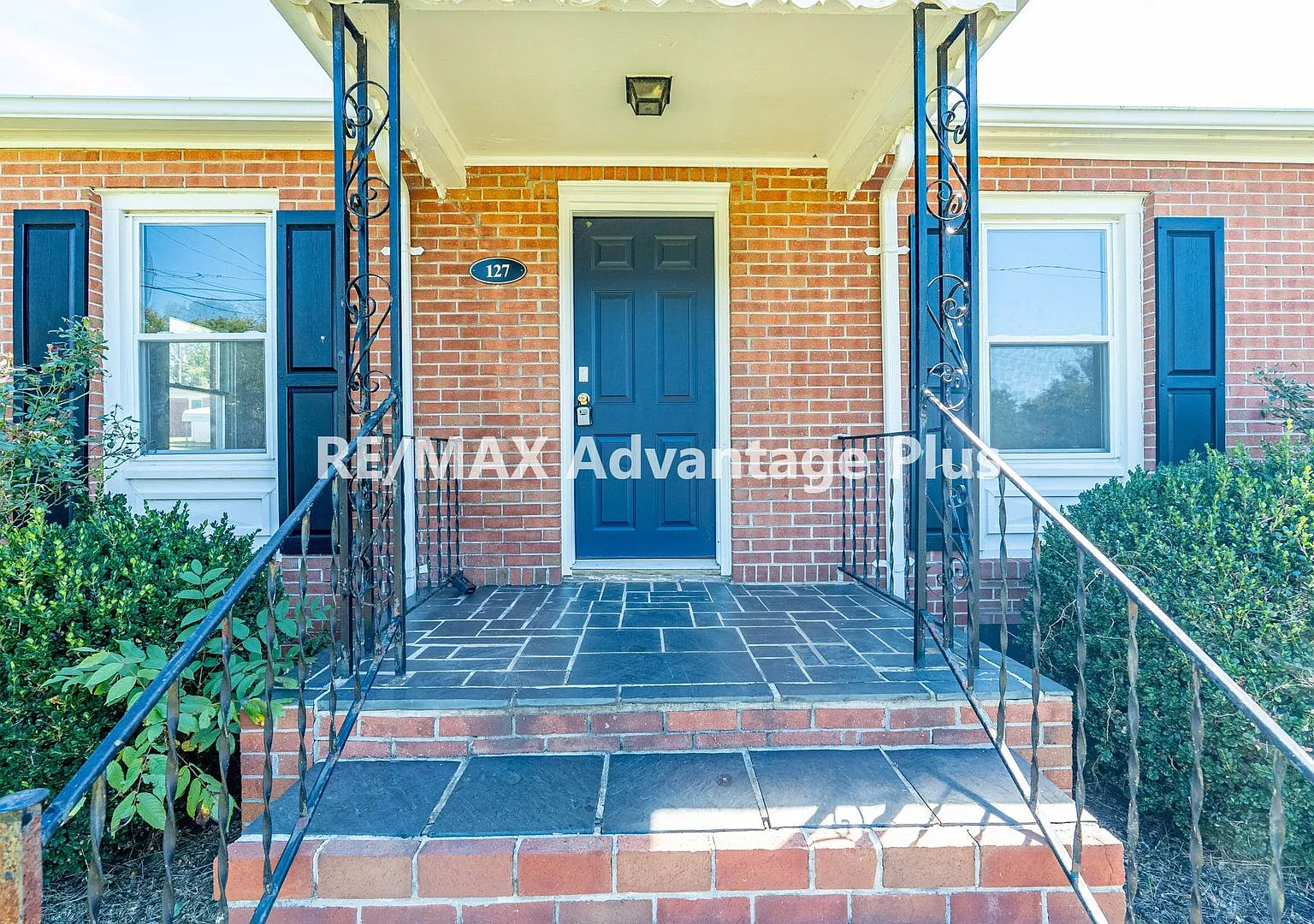 Charming brick home in Town of Dillwyn — Photo 2