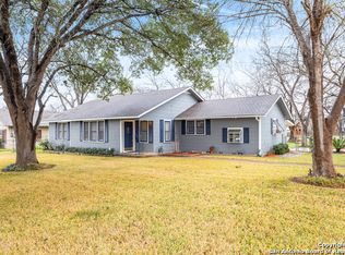 606 E St, Floresville, TX 78114
