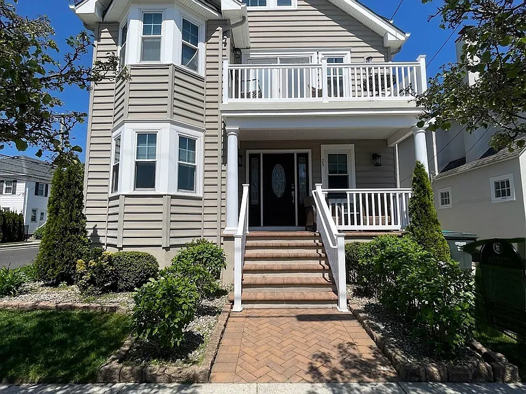 29 N Iroquois Ave #5/21-6/27 — Photo 2
