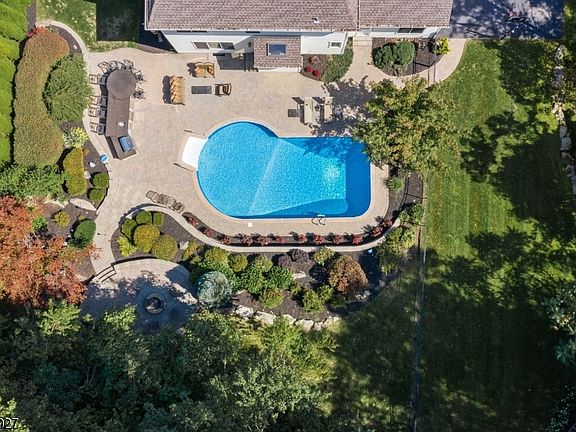 3rd image of 6 Anna Dr