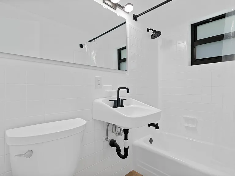 241 NE 10th St — Photo 8