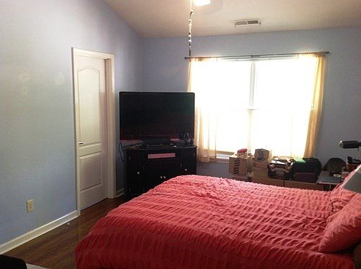 4th image of 828 Charter Woods Dr