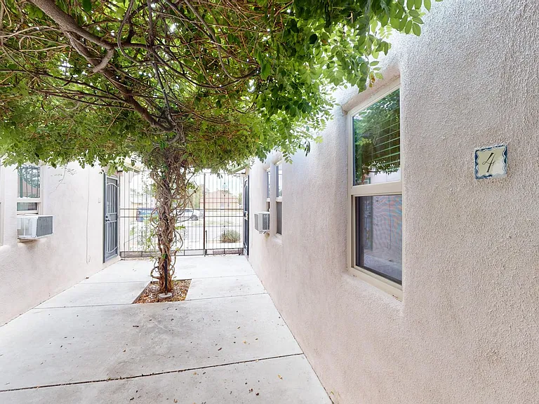 Lovely, Large, & Bright 1 Bed in Beautiful Downtown Courtyard Complex — Photo 10