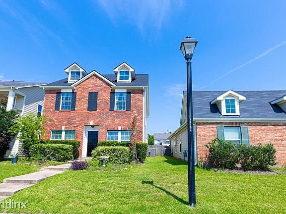 3rd image of 20847R Settlers Lake Cir N