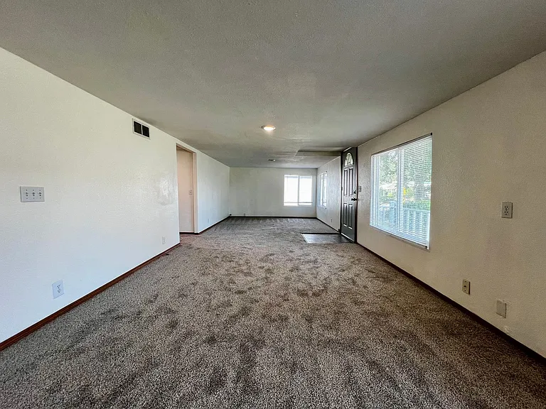 404 S 3rd St — Photo 4
