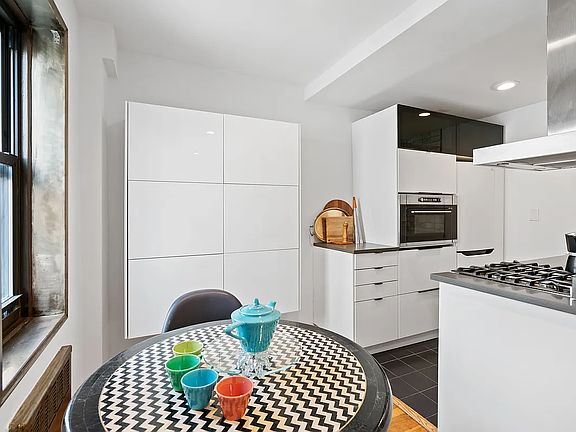 4th image of 140 7th Ave APT 4S