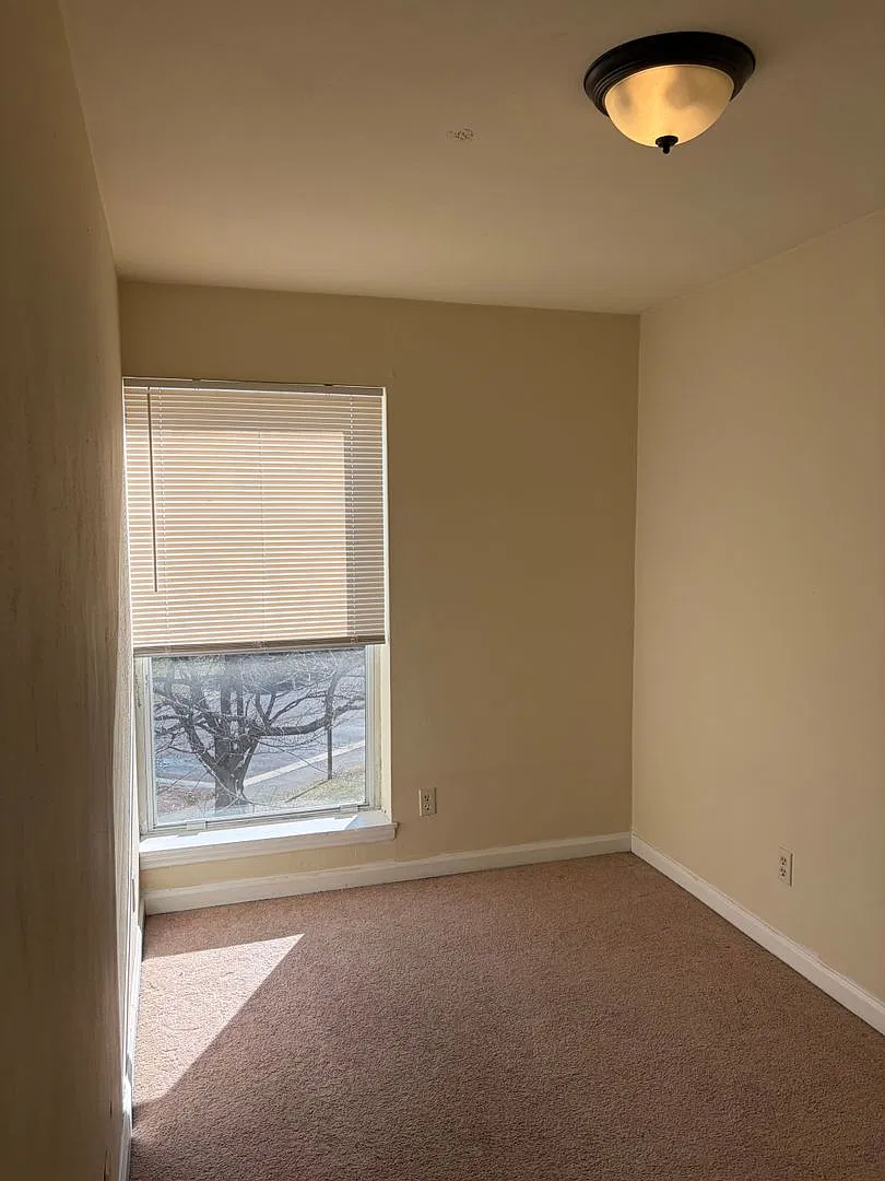 1470 Seneca Dr — Photo 4