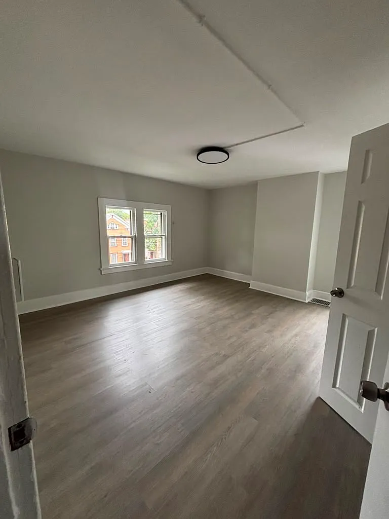 3 bed, 1000 sqft, $2,350 — Photo 3