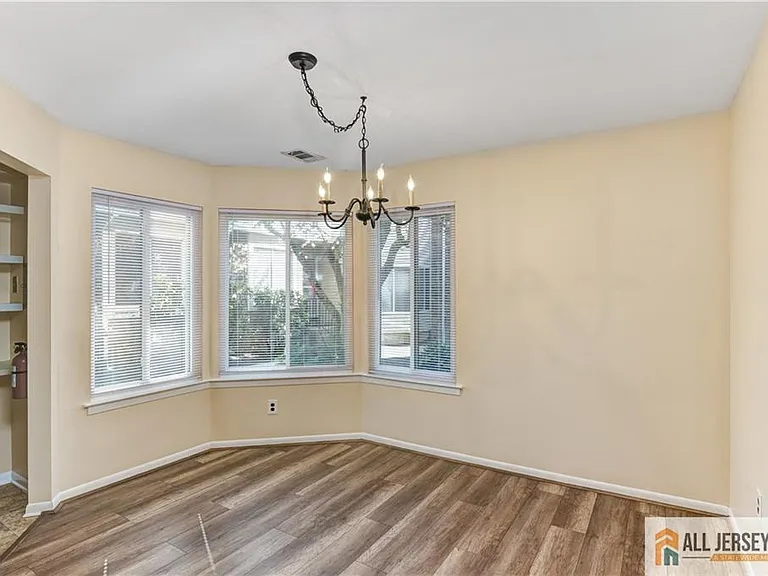 1068 Schmidt Ln — Photo 10