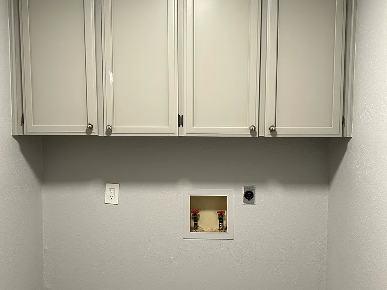 Yes, this is a large laundry room.
