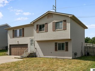 2929 NW 8th St, Lincoln, NE 68521